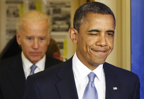 Ông Obama (phải) nháy mắt khi bước vào phòng họp báo ở Nhà Trắng cùng Phó tổng thống Joe Biden.